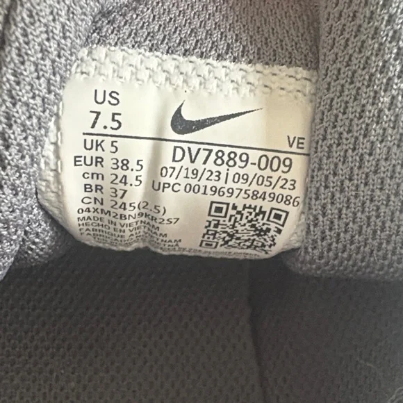 Nike Women's Swift 3 Gray and Light Pink Athletic Running Shoes - Picture 2 of 4